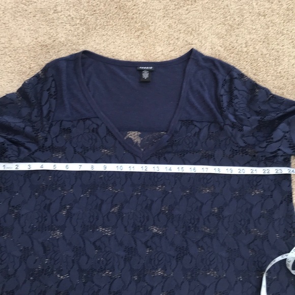 TORRID Size 2 navy lace Short Sleeve V-Neck top - Picture 7 of 9